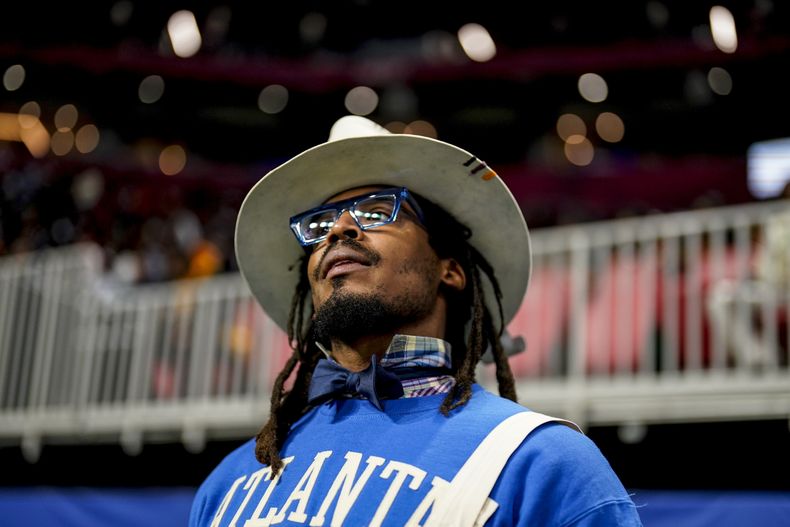 ARCHIVO - Cam Newton, quien jugara en la NFL, observa una jugada entre Howard y Florida A&M durante la primera mitad del partido NCAA Celebration Bowl, el 16 de diciembre de 2023, en Atlanta. Salió a la luz pública un video el 25 de febrero de 2024, en el que se ve a Newton involucrado en una pelea en un torneo juvenil de 7 vs. 7 en Atlanta. (AP Foto/Mike Stewart, Archivo)