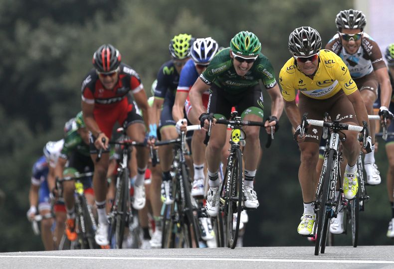 El colombiano Carlos Alberto Betancur, derecha con la casaca amarilla, durante la s&eacute;ptima etapa de la competencia Par&iacute;s-Niza. Jelte Stagler de Holanda gan&oacute; la etapa y Betancur lleg&oacute; tercero, aunque sigue primero en la general.