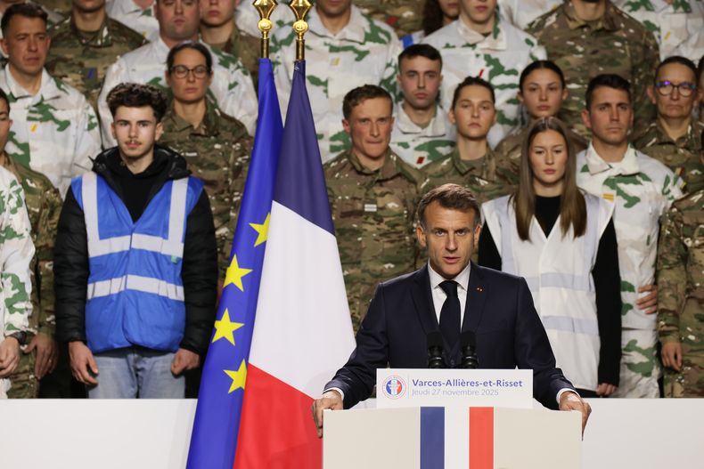El presidente francés Emmanuel Macron presenta un nuevo servicio militar nacional al dirigirse al ejército, en la base militar de Varces, en los Alpes franceses, el jueves 27 de noviembre de 2025. (Foto AP/Thomas Padilla, Pool)