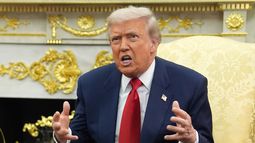 El presidente de EEUU, Donald Trump, habla durante su reunión con el príncipe heredero de Arabia Saudí, Mohammed bin Salman, en el Despacho Oval de la Casa Blanca, el martes 18 de noviembre de 2025, en Washington. (AP Foto/Evan Vucci)