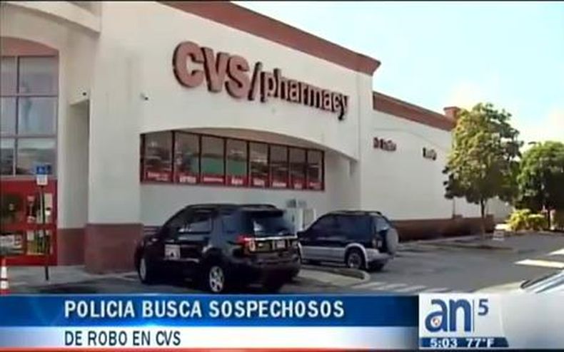 La policía continúa la búsqueda de dos individuos sospechosos de robar una farmacia CVS en Miami Gardens.