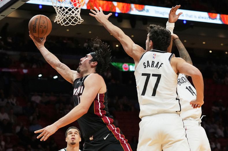 El mexicano Jaime Jáquez Jr., del Heat de Miami, salta hacia la cesta frente a Ben Saraf, de los Nets de Brooklyn, el martes 3 de marzo de 2026 (AP Foto/Lynne Sladky)