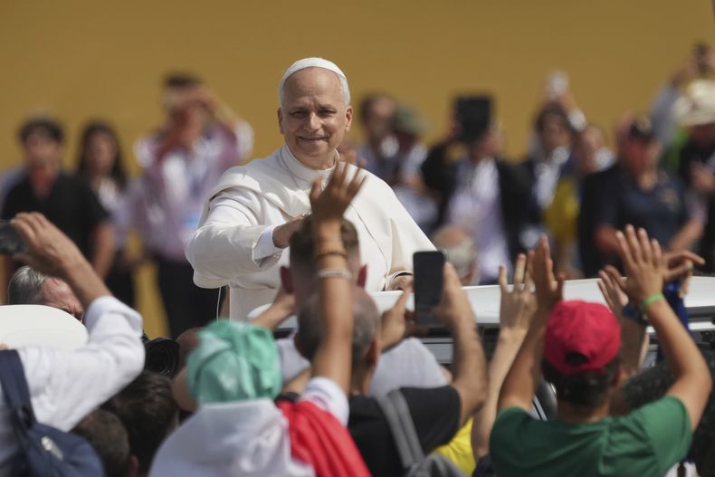 El papa León XIV saluda a los jóvenes que participan en el Jubileo de la Juventud, en el campo de Tor Vergata en Roma, el domingo 3 de agosto de 2025. (AP Foto/Andrew Medichini)