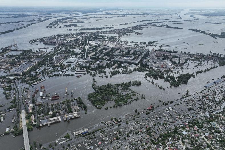 Esta fotografía aérea del sábado 10 de junio de 2023 muestra un vecindario inundado en Jersón, Ucrania, tras la destrucción de la presa Kajovka. (AP Foto)
