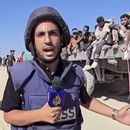 Esta imagen sin fecha de un vídeo proporcionado por Al-Jazeera muestra al corresponsal en lengua árabe de la cadena en Gaza, Anas al-Sharif, informando en Gaza. (Al Jazeera via AP)