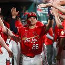 JJ Wetherholt, de los Cardenales de San Luis, es felicitado por sus compañeros de equipo tras anotar una carrera durante la sexta entrada de un partido de béisbol contra los Bravos de Atlanta, el viernes 10 de julio de 2026, en San Luis. (Foto AP/Scott Kane)