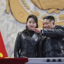 ARCHIVO - En esta foto proporcionada por el gobierno de Corea del Norte, el mandatario Kim Jong Un asiste a un desfile junto a su hija en Pyongyang, Corea del Norte, el 25 de febrero de 2026. El contenido de esta imagen es tal como se proporcionó y no puede verificarse de manera independiente. La marca de agua en coreano que aparece en la imagen dice ACNC, que es la abreviatura de Agencia Central de Noticias de Corea. (Agencia Central de Noticias de Corea/Servicio de Noticias de Corea vía AP, archivo) Traducción realizada con la versión gratuita del traductor DeepL.com