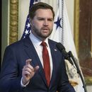 El vicepresidente de Estados Unidos, JD Vance, habla antes de tomar juramento a Pete Hegseth como secretario de Defensa en la Sala del Tratado Indio del Edificio de Oficinas Ejecutivas Eisenhower, en el área de la Casa Blanca, en Washington, el sábado 25 de enero de 2025. (AP Foto/Rod Lamkey, Jr.)