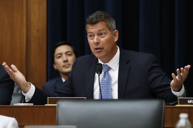 ARCHIVO - El representante republicano de Wisconsin Sean Duffy habla durante una vista el 18 de julio de 2018 en el Capitolio en Washington. El presidente electo Donald Trump ha nominado a Duffy como secretario de Transportes. (AP Foto/Jacquelyn Martin, Archivo)