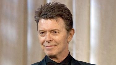 ARCHIVO - David Bowie acepta el galardón a la trayectoria profesional en la 11a. Entrega Anual de los Premios Webby en Nueva York el 5 de junio de 2007. París inmortalizó a Bowie nombrando en su honor una calle en el sureste de la ciudad, en el que habría sido su cumpleaños 77, el lunes 8 de enero de 2024. (Foto AP/Stephen Chernin, Archivo)