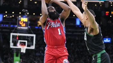 El base de los 76ers de Filadelfia James Harden lanza el balón sobre Malcolm Brogdon de los Celtics de Boston en el juego 1 de las semifinales de la Conferencia Este el lunes 1 de mayo del 2023. (AP Foto/Charles Krupa)