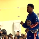 Los Harlem Globetrotters visitan escuela en Miami.