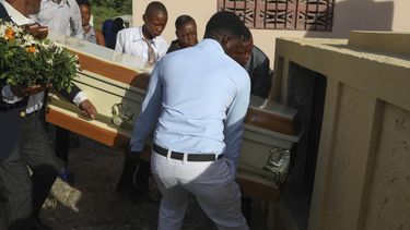 Familiares cargan el féretro de Jean Louis Jeune Gracien, asesinado en un ataque de pandillas armadas, en su funeral en Pont-Sonde, Haití, el martes 8 de octubre de 2024. (AP Foto/Odelyn Joseph)