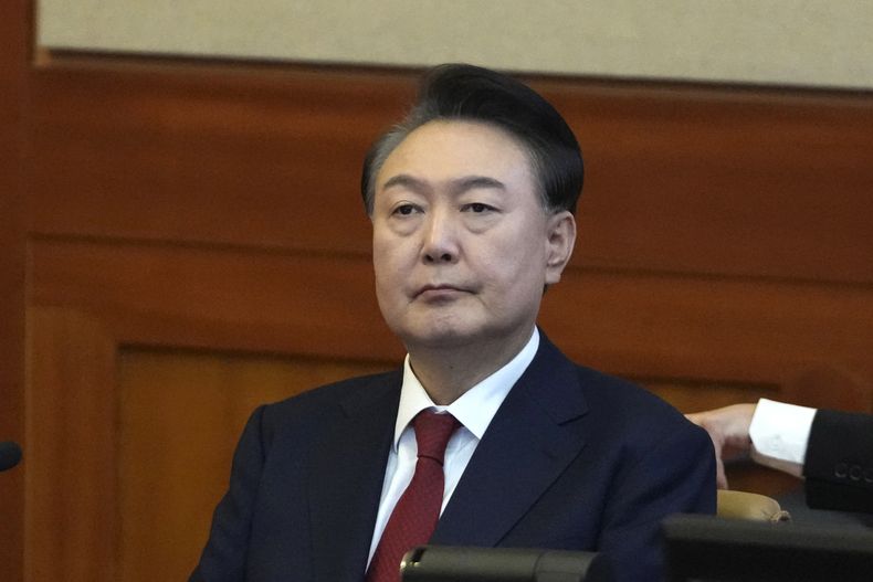 ARCHIVO - El presidente surcoreano suspendido Yoon Suk Yeol asiste a una audiencia de su juicio político en la Corte Constitucional, el martes 11 de febrero de 2025, en Seúl, Corea del Sur. (AP Foto/Lee Jin-man, foto compartida, archivo)