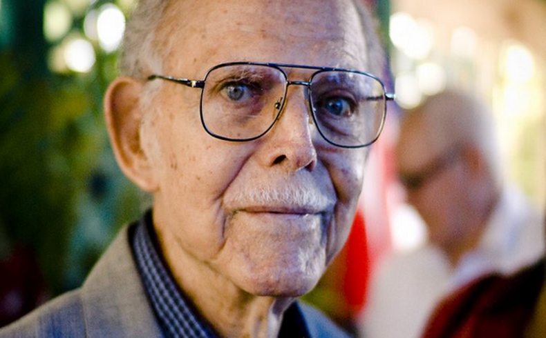 Después de acompañar a Fidel Castro en su lucha contra Fulgencio Batista, se opuso al comunismo. Fue encarcelado durante dos décadas y denunció torturas. Falleció en Miami a los 95 años