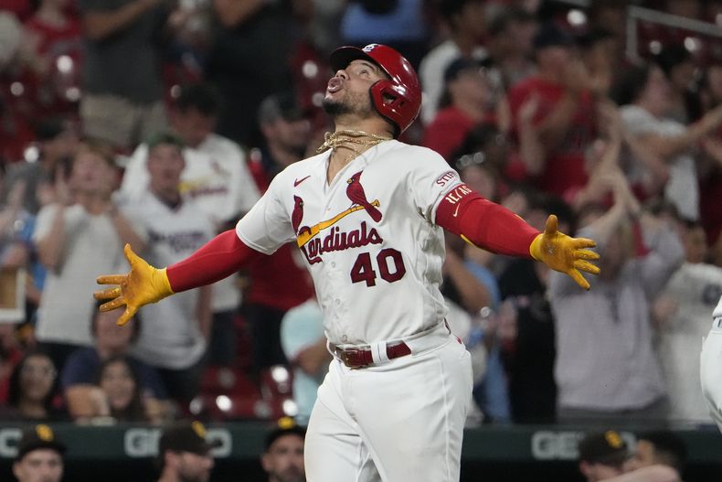 Willson Contreras de los Cardenales de San Luis celebra tras conectar un jonrón en el octavo inning ante los Padres de San Diego, el martes 29 de agosto de 2023. (AP Foto/Jeff Roberson)