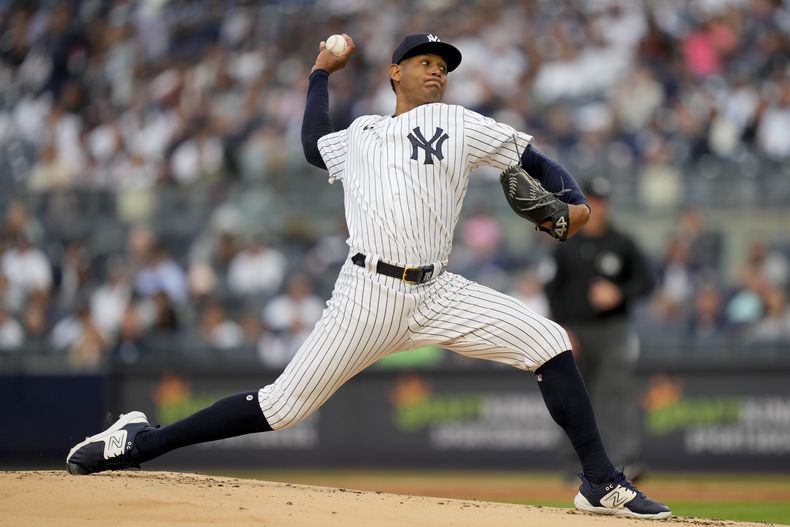 El abridor de los Yanquis de Nueva York Jhony Brito lanza en la primera entrada del encuentro ante los Marineros de Seattle el miércoles 21 de junio del 2023. (AP Foto/John Minchillo)