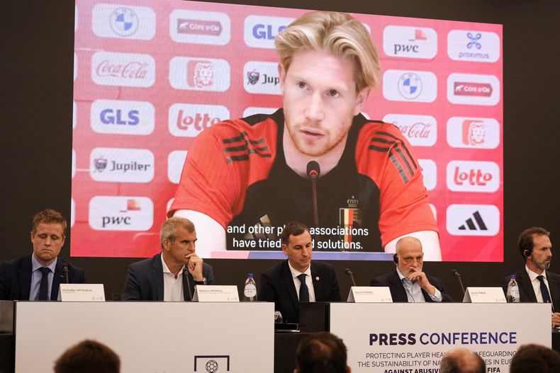 Declaraciones de Kevin De Bruyne, mientras, de izquierda a derecha, el presidente ejecutivo de NISO, Kristoffer Vatshaug, el director de relaciones internacionales de fútbol de la EPL, asuntos de la UE, Mathieu Moreuil, el presidente de FIFPRO Europa, David Terrier, el presidente de LaLiga, Javier Tebas, y el residente de AIC, Umberto Calcagno, escuchan durante una conferencia de prensa sobre la protección de la salud de los jugadores y la sostenibilidad de las ligas nacionales en el Palacio de Residencia de Bruselas el lunes 14 de octubre y el 8 de octubre de 2024. (AP Foto/Virginia Mayo)
