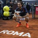El ruso Daniil Medvedev posa con el trofeo tras superar al danés Holger Rune en la final del Abierto de Italia en Roma el domingo 21 de mayo del 2023. (AP Foto/Alessandra Tarantino)