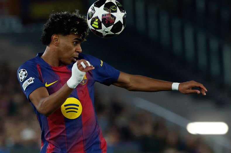 Lamine Yamal del Barcelona cabecea al balón durante el partido contra Newcastle en la Liga de Campeones, el miércoles 18 de marzo de 2026. (AP Foto/Joan Monfort)