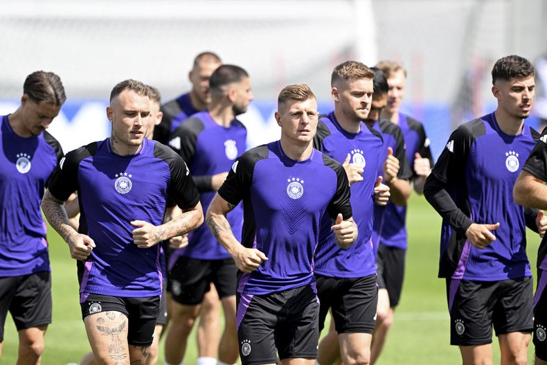 Desde la izquierda, los jugadores de Alemania, David Raum, Tonni Kroos, Maximilian Mittlelstadt y Kai Havertz se ejercitan durante una sesión de entrenamiento en Herzogenaurach, Alemania, el martes 18 de junio de 2024. (Federico Gambarini/dpa via AP)
