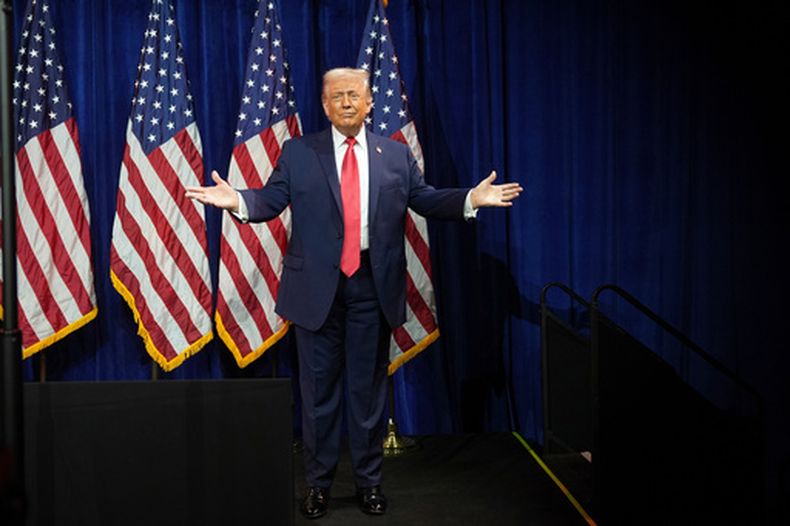 El presidente Donald Trump al llegar a la reunión con legisladores republicanos en Washington el 6 de enero del 2026. (AP foto/Evan Vucci)