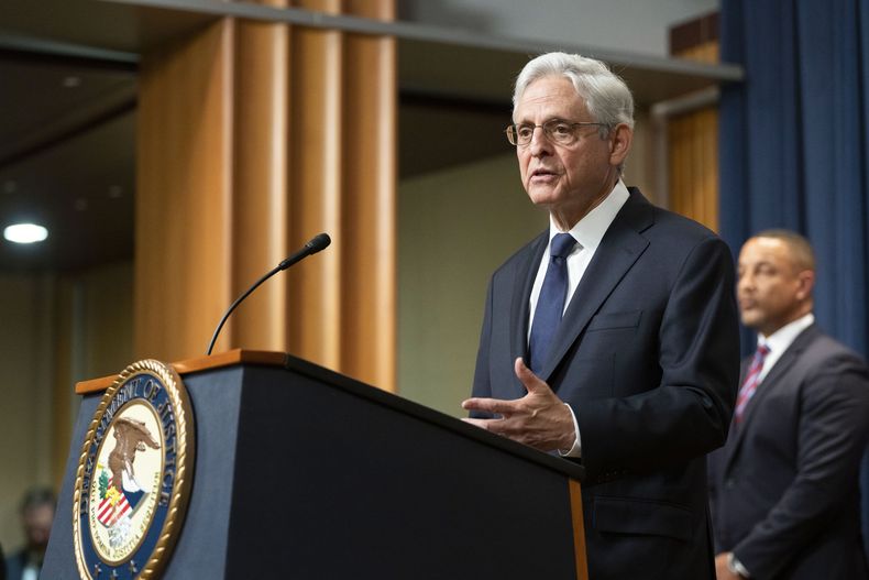 El secretario de Justicia de Estados Unidos, Merrick Garland, habla durante una conferencia de prensa para anunciar arrestos e interrupciones a la cadena de suministro de las sustancias químicas precursoras para fabricar el fentanilo, el viernes 23 de junio de 2023, en Washington. (AP Foto/Kevin Wolf)