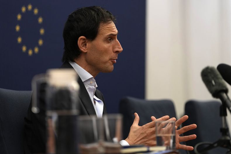Wopke Hoekstra, comisionado de la UE para el clima, habla con la prensa en la delegación de la UE a China en Beijing, jueves 16 de noviembre de 2023. (AP Foto/Ng Han Guan)