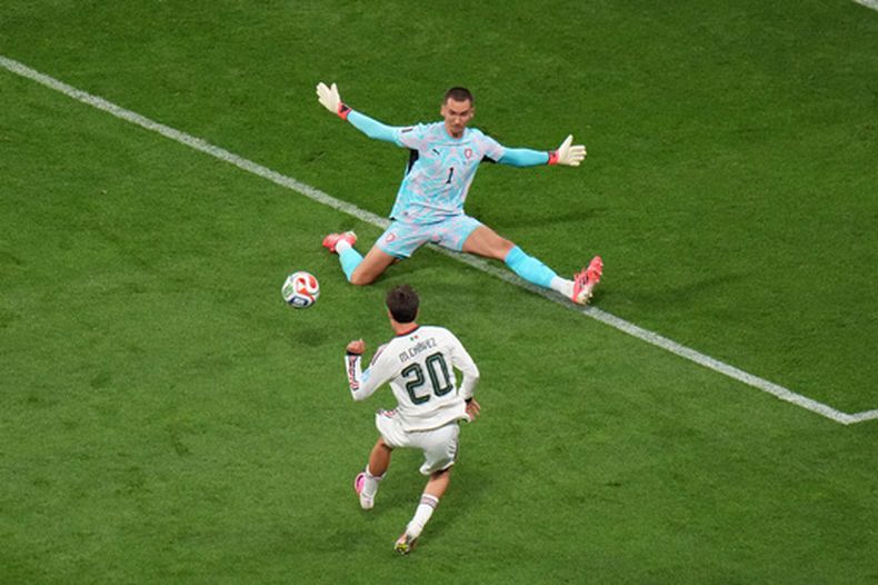 Mateo Chávez, de México, anota ante el arquero checo Matej Kovar en el encuentro mundialista realizado el miércoles 24 de junio de 2026 (AP Foto/Eduardo Verdugo)
