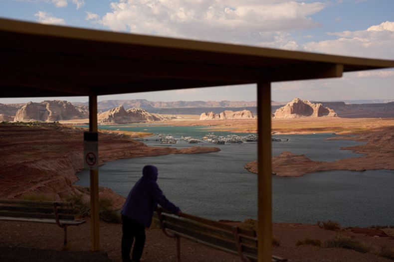 ARCHIVO – Una persona en un mirador cerca de la marina Wahweap del lago Powell, en el Área Recreativa Nacional Glen Canyon, el 15 de julio de 2026, cerca de Page, Arizona. (AP Foto/John Locher, Archivo)