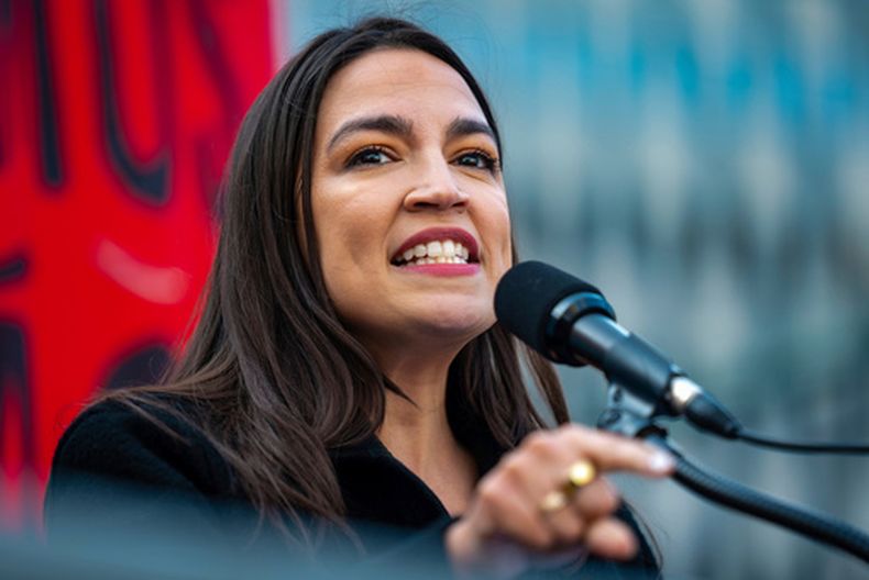 ARCHIVO - La representante demócrata de Nueva York Alexandria Ocasio-Cortez habla en la marcha del Primero de Mayo de NYCLU por los derechos de los trabajadores y los migrantes en la plaza Foley, el 1 de mayo de 2025, en Nueva York. (AP Foto/Angelina Katsanis, Archivo)