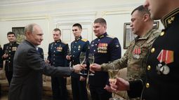 ARCHIVO - El presidente ruso Vladímir Putin, izquierda, brinda con militares en su finca Novo-Ogaryovo, ubicada en las afueras de Moscú, el 1 de enero de 2024. (Gavriil Grigorov, Sputnik, Kremlin Pool Photo via AP, archivo)
