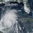 En esta imagen de satélite GOES-16 GeoColor, tomada a las 4:16 p. m., hora del este, el viernes 5 de julio de 2024, y proporcionada por la Oficina Nacional Oceánica y Atmosférica (NOAA, por sus siglas en inglés), se muestra al huracán Beryl en la península de Yucatán, México. (NOAA vía AP)
