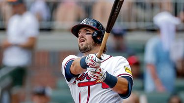Austin Riley, de los Bravos de Atlanta, completa el swing tras conectar un jonrón solitario contra los Rangers de Texas durante la segunda entrada de un partido de béisbol, el domingo 19 de julio de 2026, en Atlanta. (Foto AP/Erik S. Lesser)