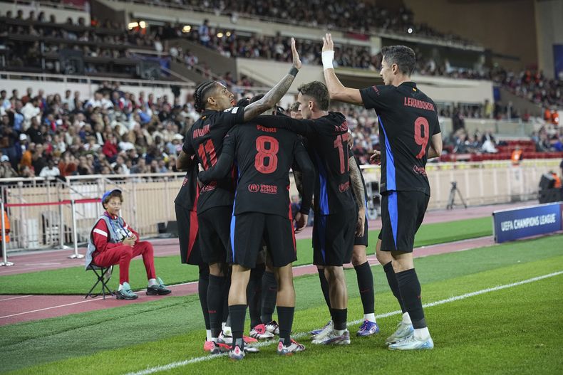 Jugadores del Barcelona tras gol de Lamine Yamal en el encuentro de la Liga de Campeones ante el Mónaco el jueves 19 de septiembre del 2024. (AP Foto/Laurent Cipriani)