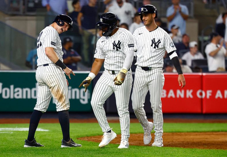 El jugador de los Yankees de Nueva York, Ben Rice (a la izquierda), y Heliot Ramos (a la derecha) celebran tras el jonrón de tres carreras de Ramos durante la octava entrada de un partido de béisbol contra los Rockies de Colorado, el martes 8 de septiembre de 2026, en Nueva York. (Foto AP/Noah K. Murray)