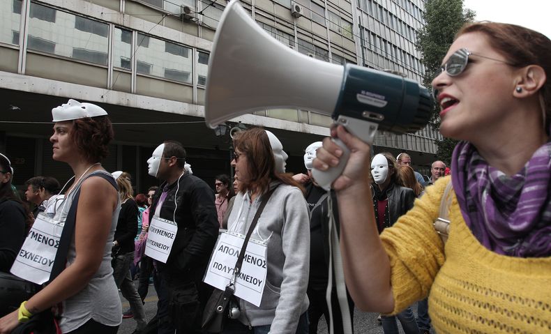 El personal de la Universidad de Atenas suspendi&oacute; todas sus operaciones por cuarta semana en protesta por la reducci&oacute;n de personal. Cientos de empleados administrativos efectuaron esta protesta en la capital el 3 de octubre del 2013. El 8 de