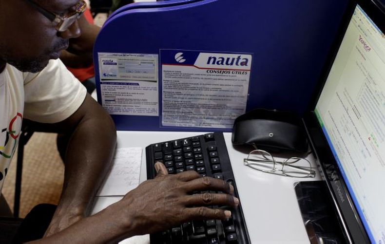 El régimen que los cubanos acceden a Internet  a pesar del embargo.