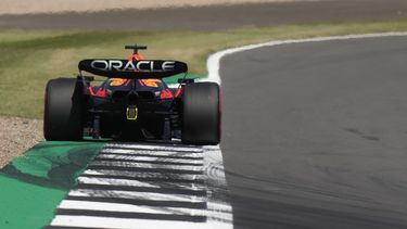 Max Verstappen piloto holandés de Red Bull conduce su auto durante la primera práctica libre en el circuito de Silverstone, para el Gran Premio Británico de la Formula Uno. Viernes 7 de julio de 2023.(AP Foto/Luca Bruno)