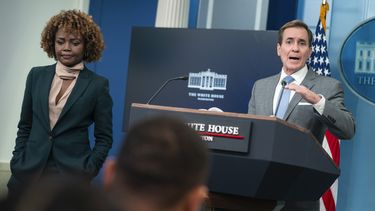 La secretaria de Prensa de la Casa Blanca, Karine Jean-Pierre, escucha mientras el portavoz del Consejo de Seguridad Nacional, John Kirby, habla durante una conferencia de prensa en la Casa Blanca, el jueves 21 de diciembre de 2023, en Washington. (AP Foto/Evan Vucci)