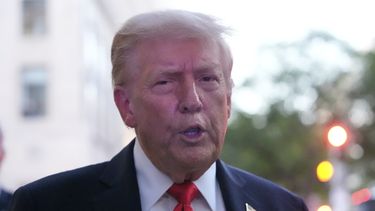El presidente Donald Trump habla con reporteros antes de cenar en un restaurante cerca de la Casa Blanda, el martes 9 de septiembre de 2025, en Washington. (AP Foto/Alex Brandon)