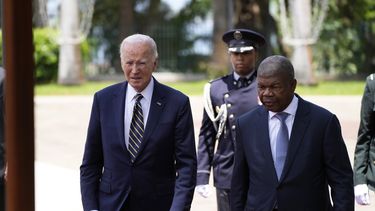El presidente Joe Biden pasa revista a la guardia de honor con el presidente de Angola, Joao Lourenco, en el palacio presidencial, en Luanda, la capital de Angola, el martes 3 de diciembre de 2024. (AP Foto/Ben Curtis)