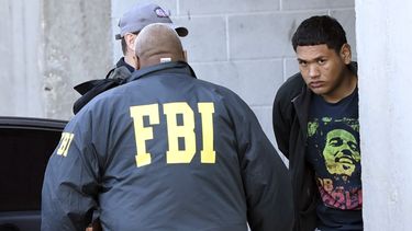 ARCHIVO - Esta fotografía del jueves 2 de marzo de 2017, el acusado miembro de la pandilla MS-13, Alexi Saenz, es escoltado por agentes del FBI en Central Islip, Nueva York, tras ser detenido. (James Carbone/Newsday vía AP, Archivo)