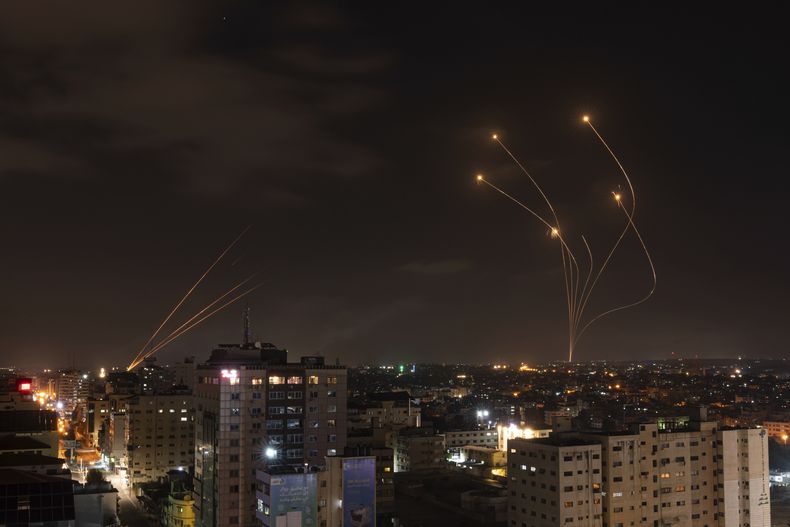 ARCHIVO - Cohetes disparados desde Gaza e interceptados por el sistema antimisiles israelí Cúpula de Hierro sobre el cielo israelí se ven desde la Ciudad de Gaza, el 13 de mayo de 2023. (AP foto/Fatima Shbair, archivo)