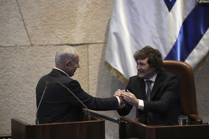 El primer ministro israelí Benjamin Netanyahu (izq) con el presidente argentino Javier Milei en el parlamento israelí en Jerusalén el 11 de junio del 2025. (AP foto/Ohad Zwigenberg)