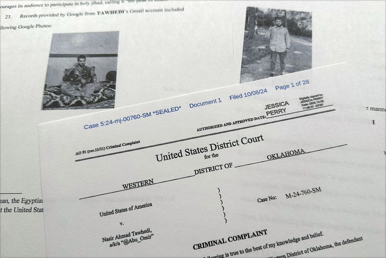 La denuncia penal que interpuso el Departamento de Justicia en contra de Nasir Ahmad Tawhedi, de 27 años y residente de Oklahoma City, en esta imagen del 8 de octubre de 2024, después de que el FBI detuvo al hombre que, según las autoridades, se inspiró en el grupo Estado Islámico y planeaba atacar a grandes multitudes el día de las elecciones en Estados Unidos.. (AP Foto/Jon Elswick)
