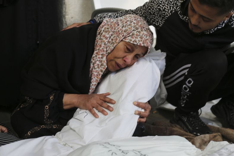 Palestinos lloran a sus familiares muertos en el bombardeo israelí en Rafah, Franja de Gaza, el jueves 7 de diciembre de 2023. (Foto AP/Hatem Ali)
