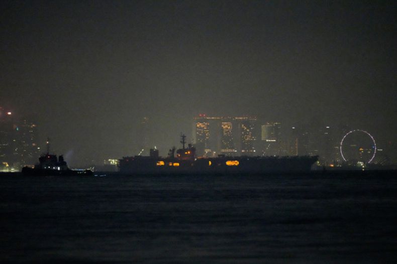 El portaaviones estadounidense USS Abraham Lincoln frente a Batam, Indonesia, el 30 de agosto del 2026. (AP foto/Dita Alangkara)