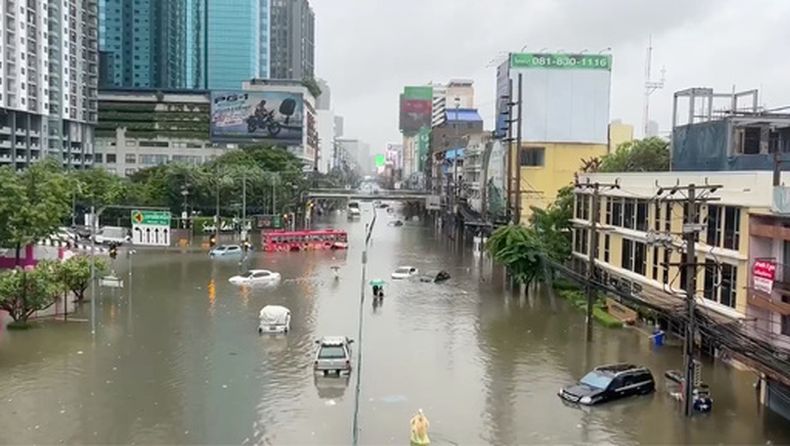 En la imagen, tomada de un video, se muestran calles anegadas en Bangkok, Tailandia, el 26 de septiembre de 2026, tras unas intensas lluvias. (AP Foto)