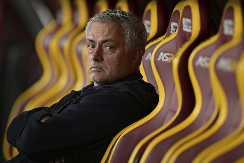 El técnico de la Roma Jose Mourinho observa el encuentro ante el Lecce en la Serie A en el Estadio Olímpico de Roma el domingo 5 de noviembre del 2023. (Alfredo Falcone/LaPresse via AP)
